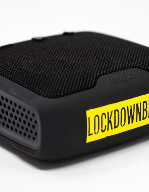 Teufel Boomster Go – Lockdownbeats Edition Seitenansicht Teufel Boomster Go Lockdownbeats Edition mit gelbem Logo, seitliche Detailansicht