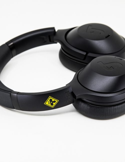 Teufel Real Blue NC 3 – DJ Tomekk Edition liegend Teufel Real Blue NC 3 DJ Tomekk Edition Kopfhörer liegend mit gelbem Logo