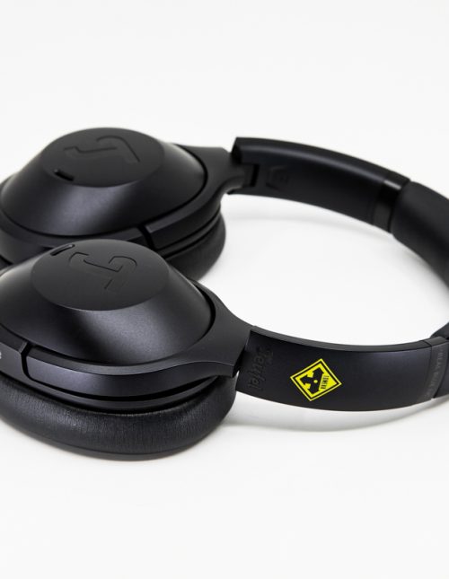 Teufel Real Blue NC 3 – DJ Tomekk Edition liegent Teufel Real Blue NC 3 DJ Tomekk Edition Kopfhörer zusammengefaltet, mit gelbem Logo