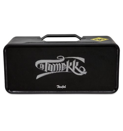 Teufel Boomster – DJ Tomekk Edition Frontansicht Teufel Boomster DJ Tomekk Edition frontal – schwarzer Lautsprecher mit weißem Log