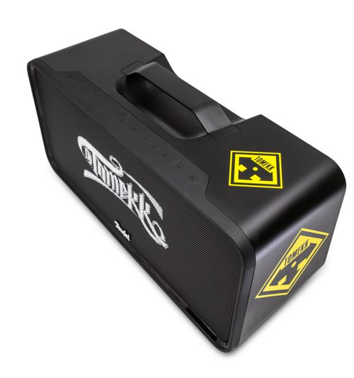 Teufel Boomster – DJ Tomekk Edition Seitenansicht Teufel Boomster DJ Tomekk Edition mit gelben Logo-Stickern – Seitenansicht