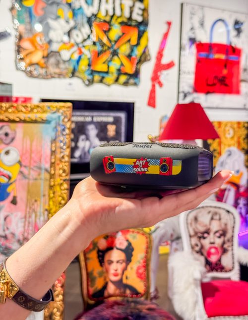 Teufel Boomster Go – Lockdownbeats Edition Seitenansicht Teufel Boomster Go Lockdownbeats Edition mit gelbem Logo, seitliche Detailansicht