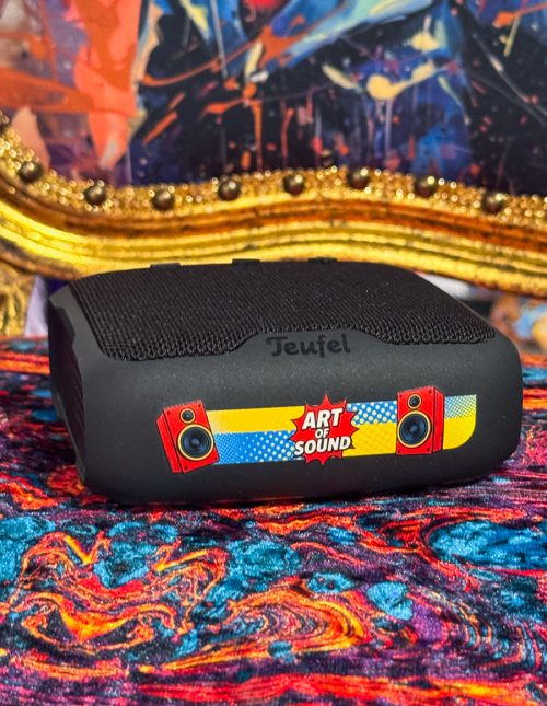 Teufel Boomster Go – Art of Sound Pop Art Edition Teufel Boomster Go Art of Sound Edition auf farbenfrohem Kunsthintergrund